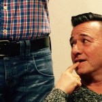 Loekie op ooghoogte met de riem van een andere man