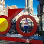 Loekie in het wiel van de Tour de France-fiets in Utrecht