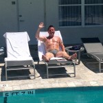 Loekie ligt op een ligbed aan het zeebad