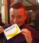 Loekie hapt in banaan op ansichtkaart