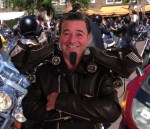 Loekie met man bun, sik en rolschaatsen