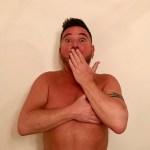 Loekie geschrokken met ontbloot bovenlijf